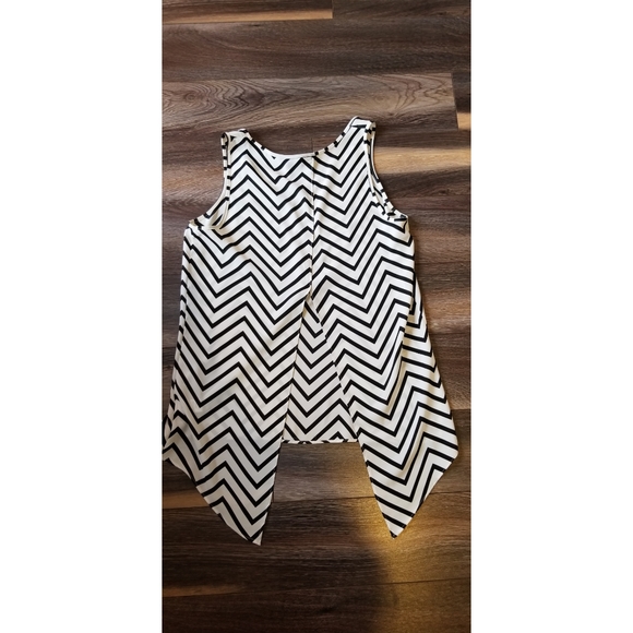 Express Split Back Tank Top - Picture 2 of 3